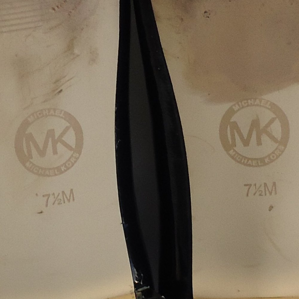 SIZE 7.5M. MICHAEL Michael Kors patent leather shoes. - Picture 10 of 16